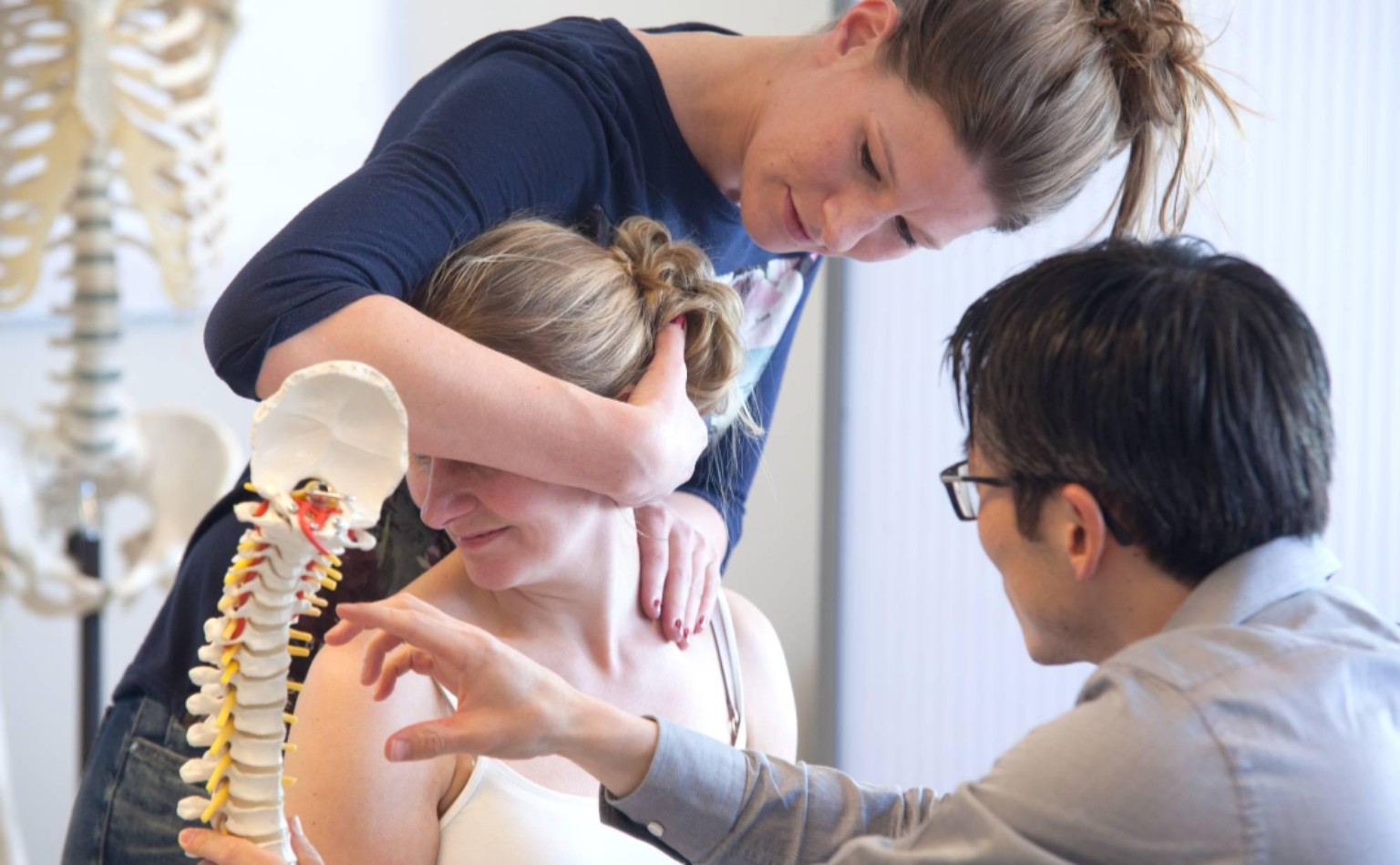 Démonstration d’une technique manuelle cervicale pendant une formation